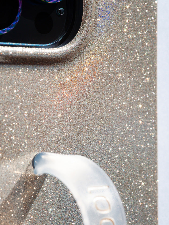 A close up of a Champagne Sparkle Loopy Case. || feature-media