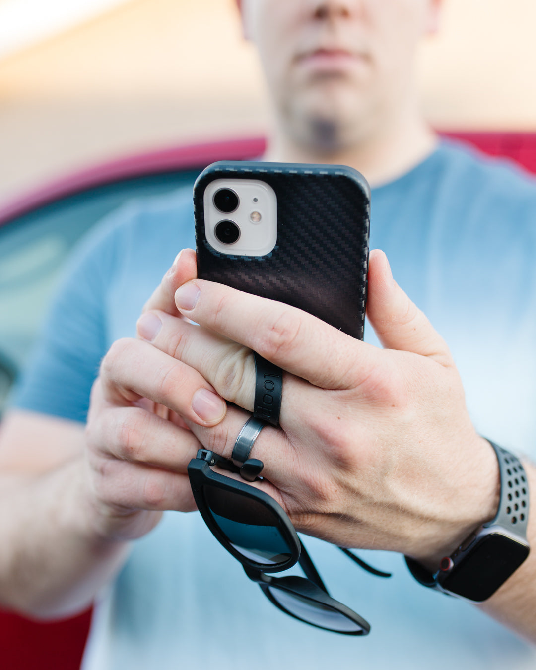 A man holding a Carbon Loopy Case.